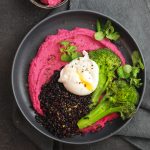 Bowl di riso venere con uova, broccoli, hummus alla barbabietola