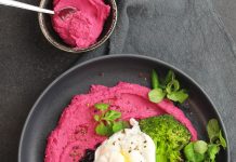 Bowl di riso venere con uova, broccoli, hummus alla barbabietola