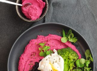 Bowl di riso venere con uova, broccoli, hummus alla barbabietola