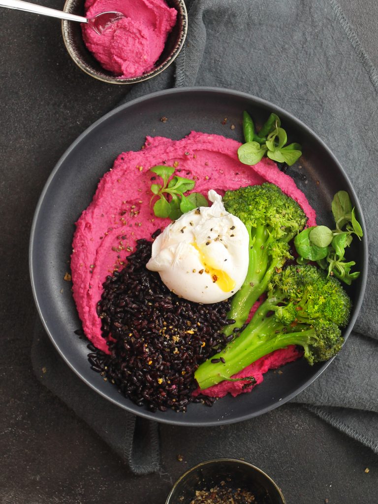 Bowl di riso venere con uova, broccoli, hummus alla barbabietola