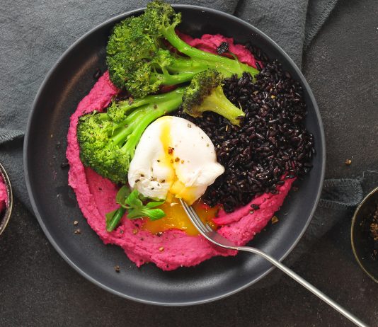 Bowl di riso venere con uova, broccoli, hummus alla barbabietola