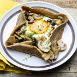 Crespelle alla bretone di grano saraceno con funghi e uova