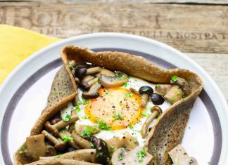 Crespelle alla bretone di grano saraceno con funghi e uova