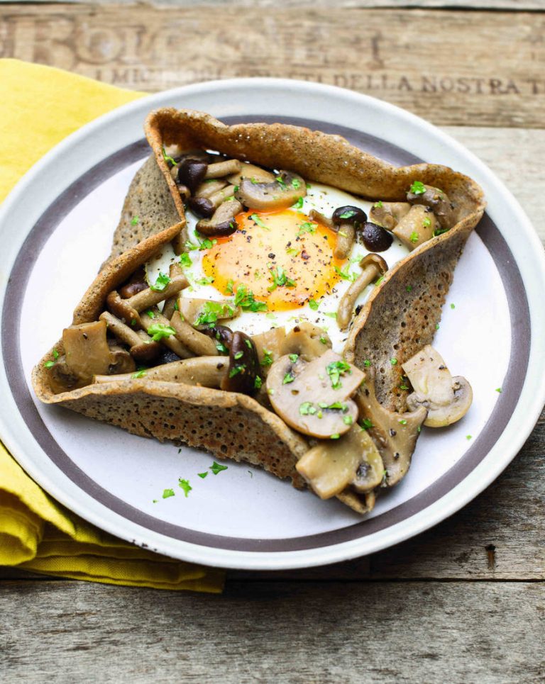 Crespelle alla bretone di grano saraceno con funghi e uova