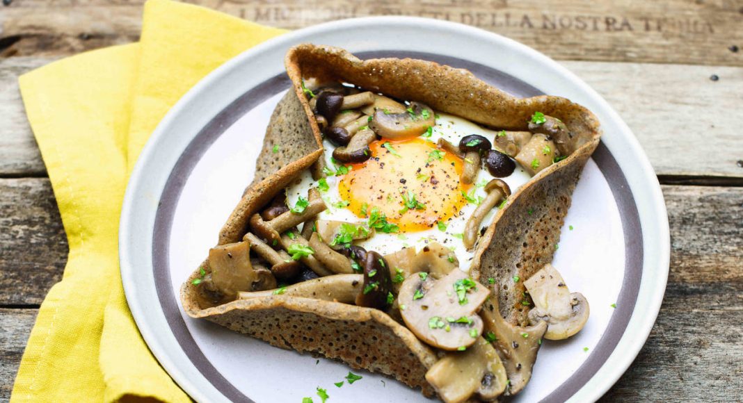 Crespelle alla bretone di grano saraceno con funghi e uova