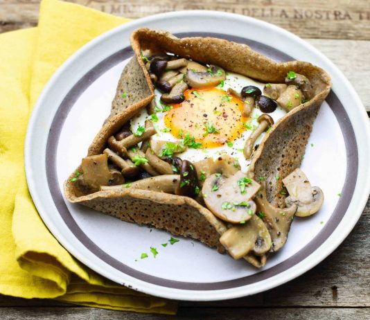 Crespelle alla bretone di grano saraceno con funghi e uova