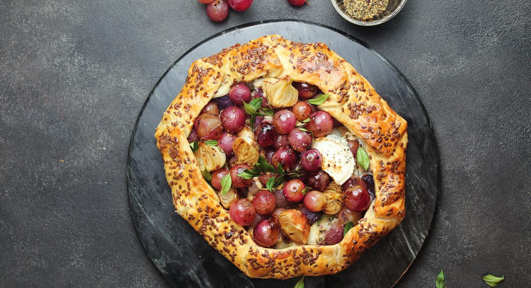 Galette integrale all'uva, con cipolline e formaggio di capra