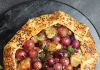 Galette integrale all'uva, con cipolline e formaggio di capra
