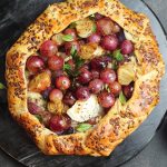 Galette integrale all'uva, con cipolline e formaggio di capra