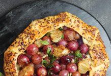 Galette integrale all'uva, con cipolline e formaggio di capra