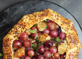 Galette integrale all'uva, con cipolline e formaggio di capra