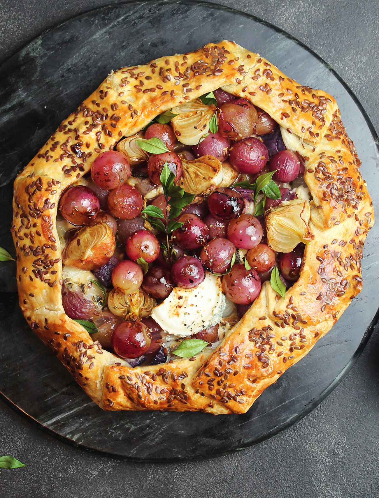 Galette integrale all'uva, con cipolline e formaggio di capra
