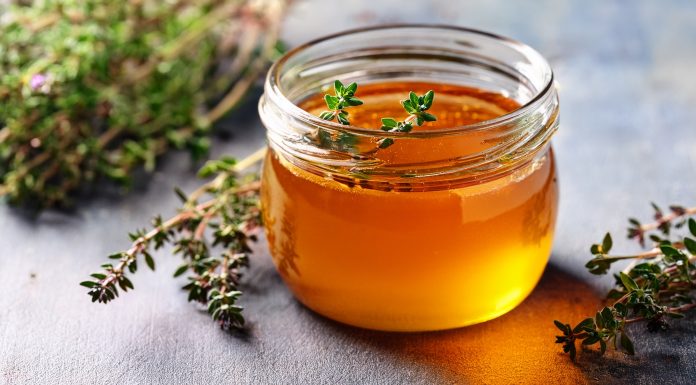 Via le afte con il miele di timo