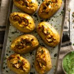 Patate farcite ai funghi porcini con salsa di rucola e semi