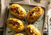 Patate farcite ai funghi porcini con salsa di rucola e semi