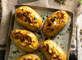 Patate farcite ai funghi porcini con salsa di rucola e semi