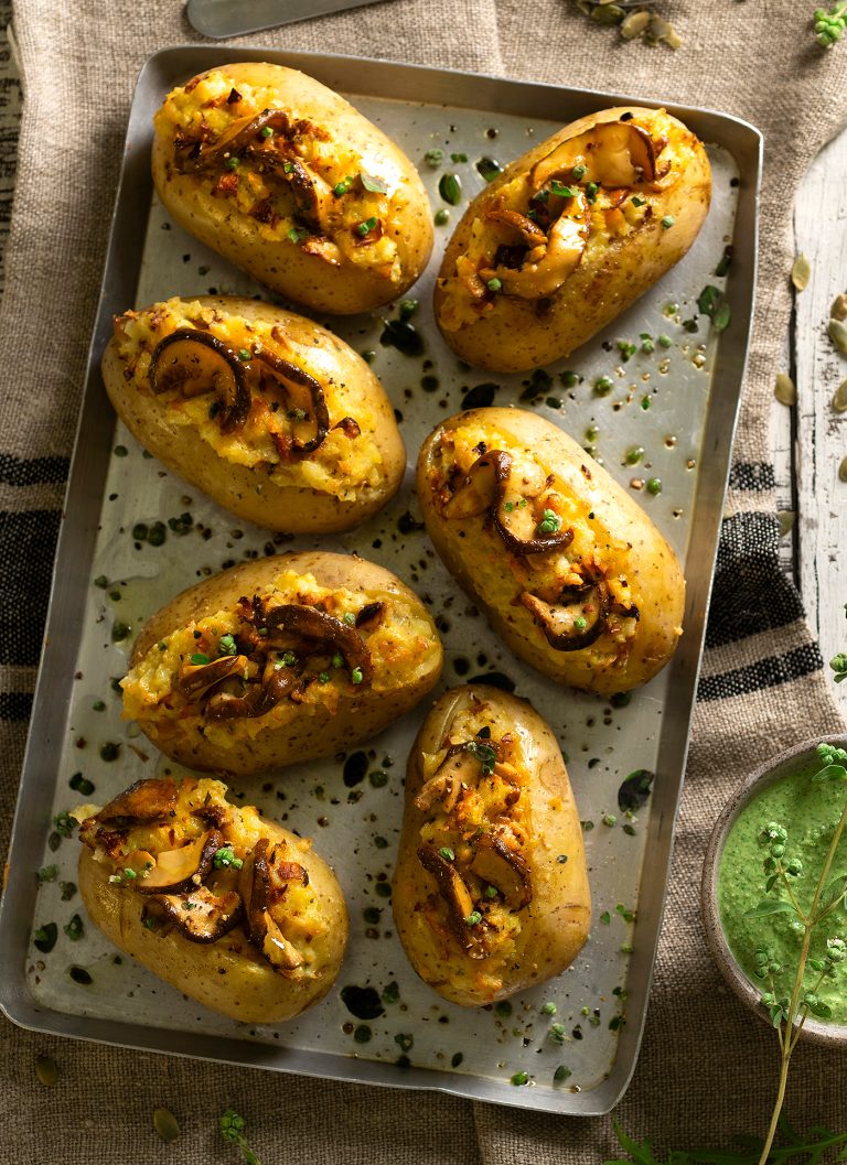 Patate farcite ai funghi porcini con salsa di rucola e semi