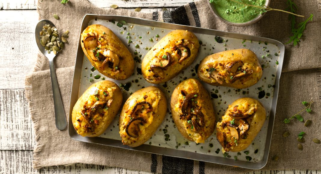 Patate farcite ai funghi porcini con salsa di rucola e semi