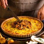 Quiche integrale ai semi con cipolle e funghi di bosco