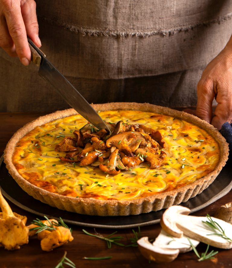 Quiche integrale ai semi con cipolle e funghi di bosco