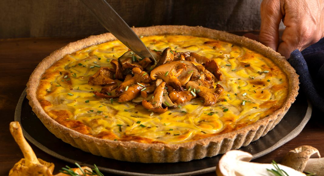 Quiche integrale ai semi con cipolle e funghi di bosco
