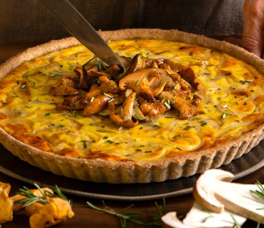 Quiche integrale ai semi con cipolle e funghi di bosco