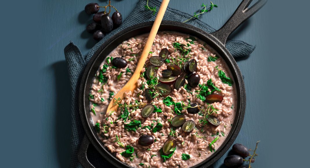 Risotto integrale con uva nera, spinaci e fonduta di castelmagno