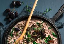 Risotto integrale con uva nera, spinaci e fonduta di castelmagno