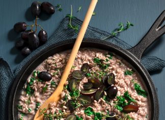 Risotto integrale con uva nera, spinaci e fonduta di castelmagno Risotto integrale con uva nera, spinaci e fonduta di castelmagno