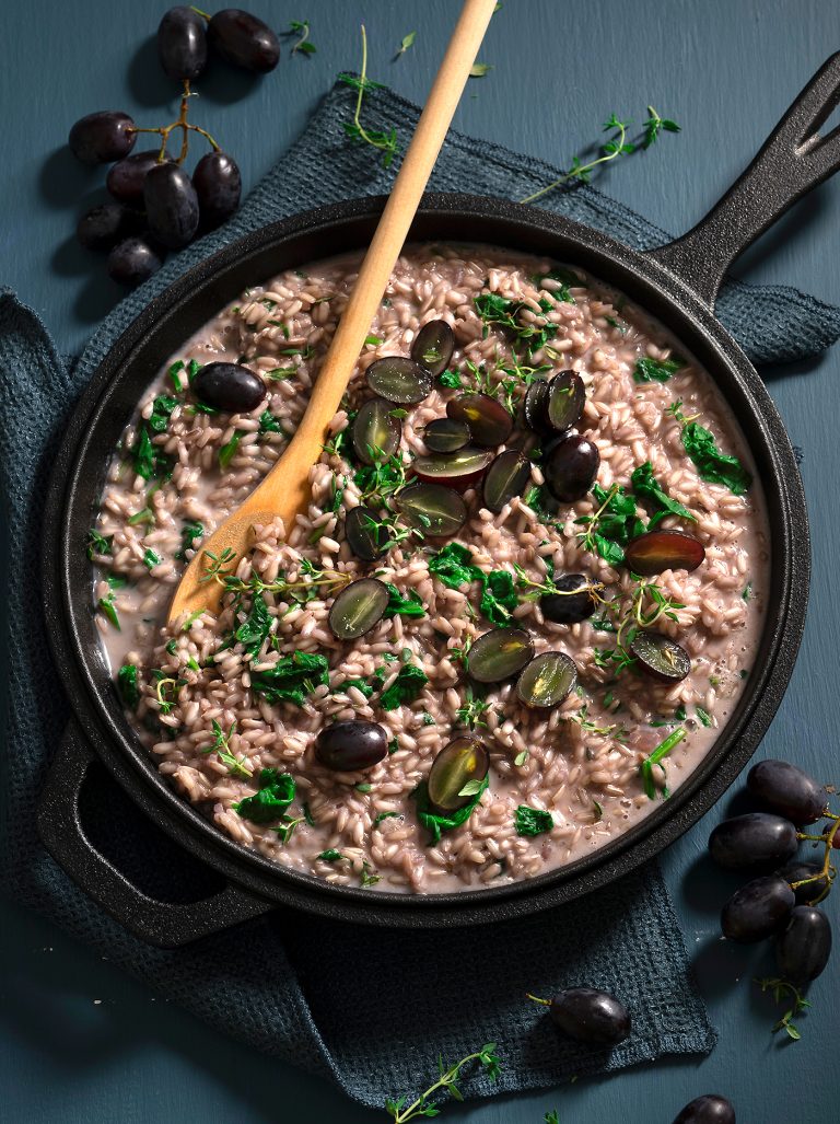 Risotto integrale con uva nera, spinaci e fonduta di castelmagno
