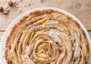 Rosa di crostata integrale con mele e nocciole