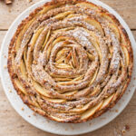 Rosa di crostata integrale con mele e nocciole