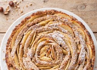 Rosa di crostata integrale con mele e nocciole