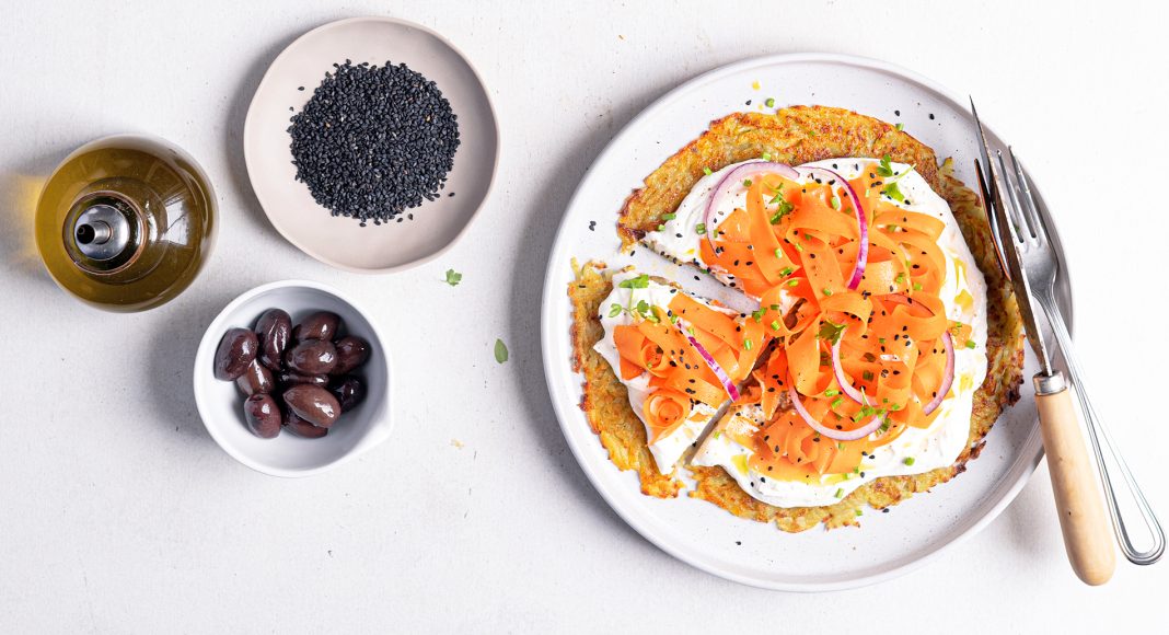 Rosti pizza con crema di robiola e carote marinate