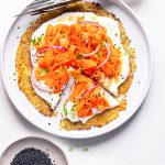 Rosti pizza con crema di robiola e carote marinate