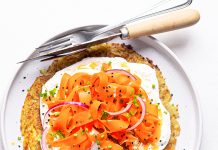 Rosti pizza con crema di robiola e carote marinate