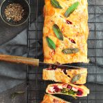 Strudel con feta, bietole e barbabietole