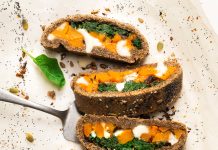 Strudel di grano saraceno con zucca e foglie verdi