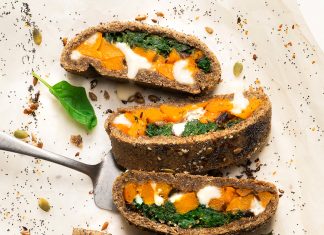 Strudel di grano saraceno con zucca e foglie verdi