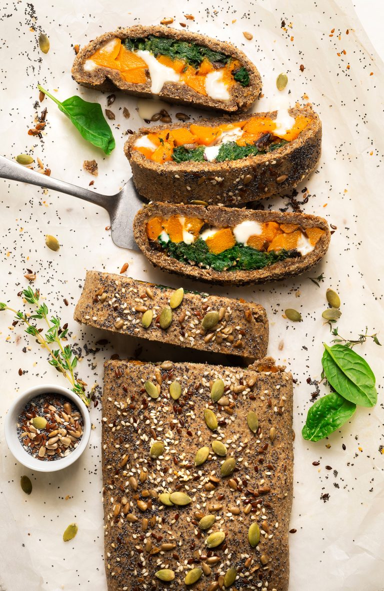 Strudel di grano saraceno con zucca e foglie verdi
