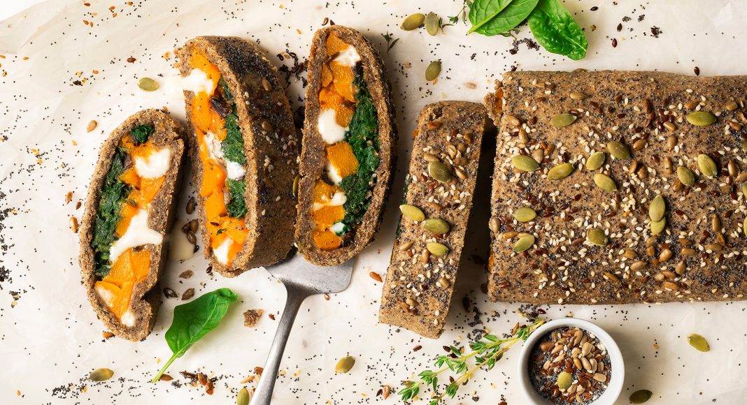 Strudel di grano saraceno con zucca e foglie verdi