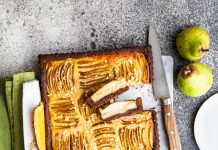 Torta frangipane di pere e mandorle con guscio al cacao