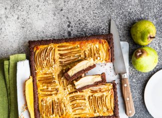 Torta frangipane di pere e mandorle con guscio al cacao