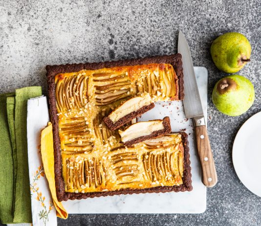 Torta frangipane di pere e mandorle con guscio al cacao