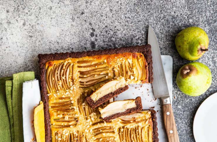Torta frangipane di pere e mandorle con guscio al cacao