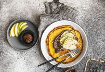 Dutch pancake senza glutine, con frutta e nocciole