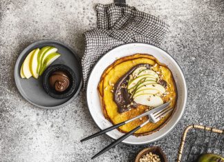 Dutch pancake senza glutine, con frutta e nocciole