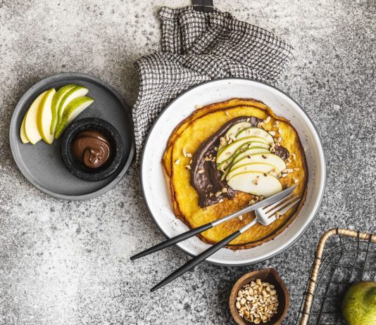 Dutch pancake senza glutine, con frutta e nocciole