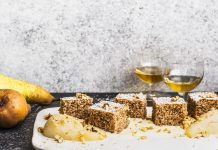 Quadrotti di frutta secca con crema e pere al passito