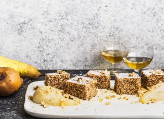 Quadrotti di frutta secca con crema e pere al passito